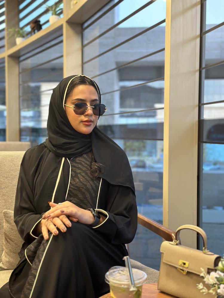 عباية كريب ب اطراف بيج واسود مشجر