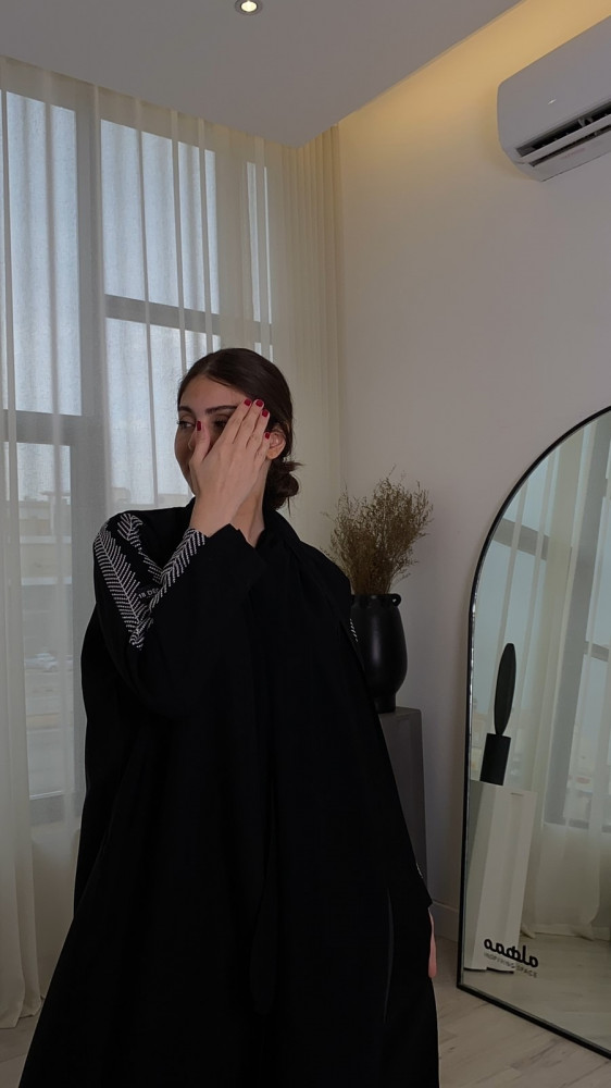 عباية باللون الاسود والابيض