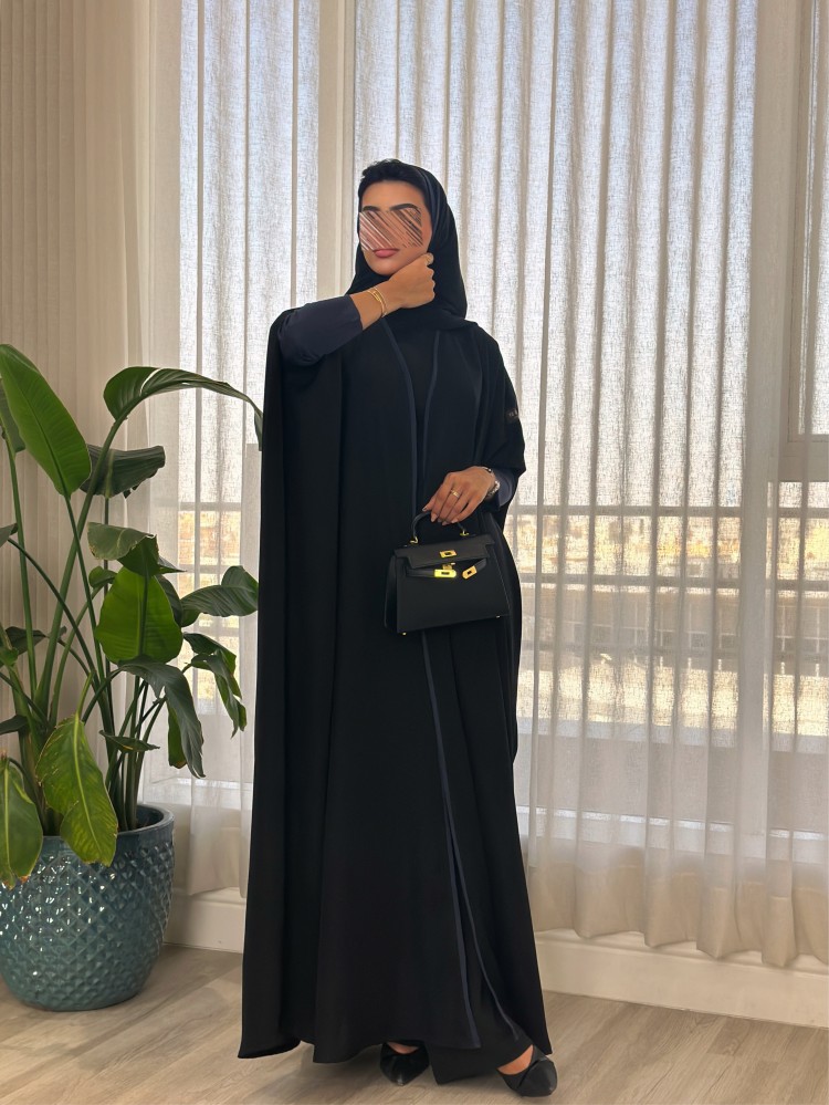 عباية نص بشت ب اكمام استرتش باللون الكحلي