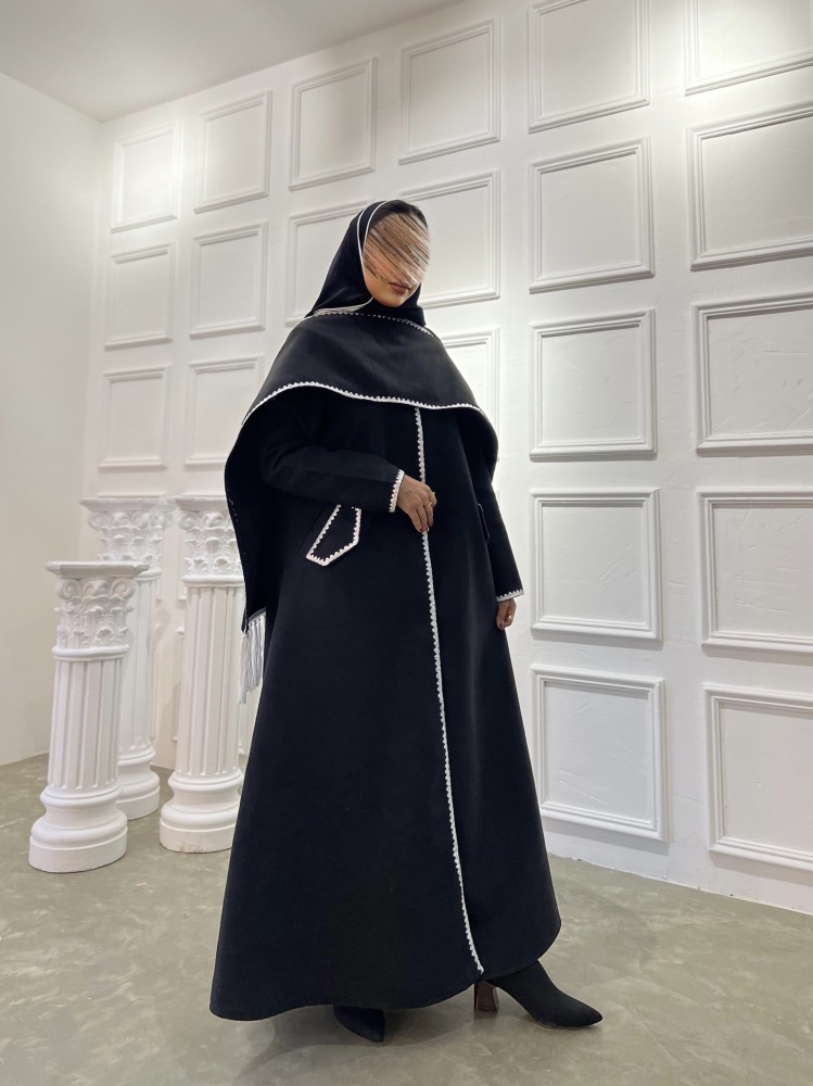 عبايه سودا تطريز ابيض