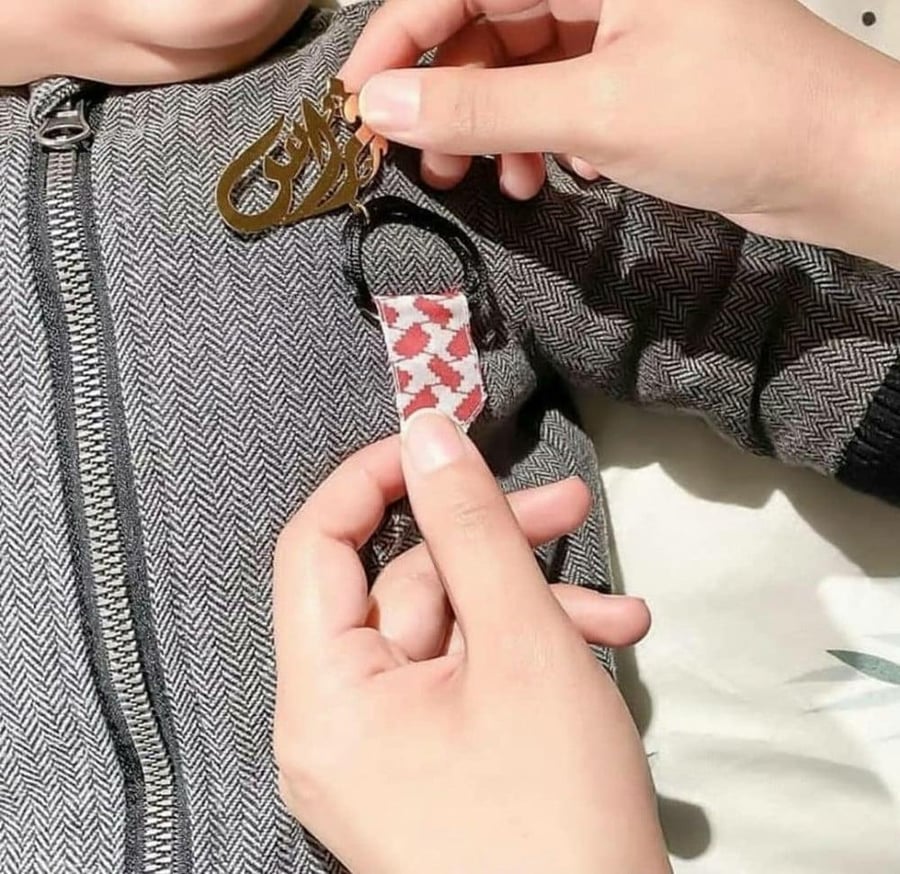 بروش مطلي بالذهب أو الفضة بالأسم حسب طلبك