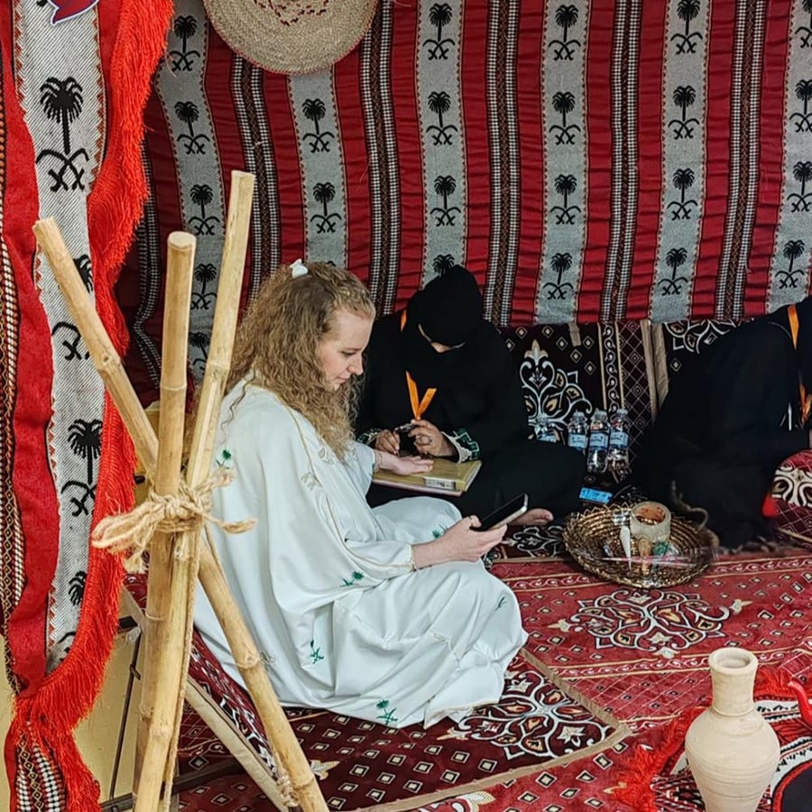 خدمة أخصائية الحناء