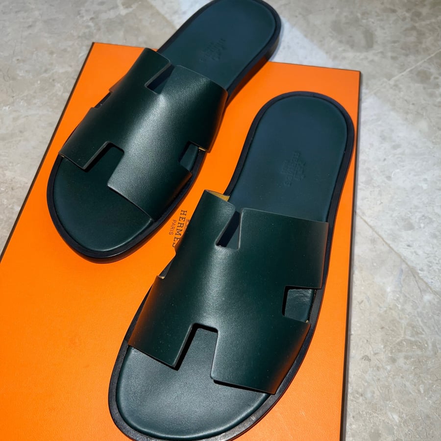 Hermes لون زيتي مقاس 41