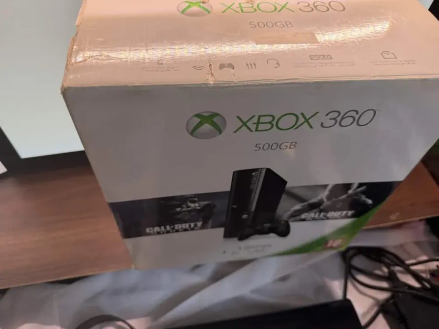 Xbox 360 E — 500GB مع الكرتون نفس السريل