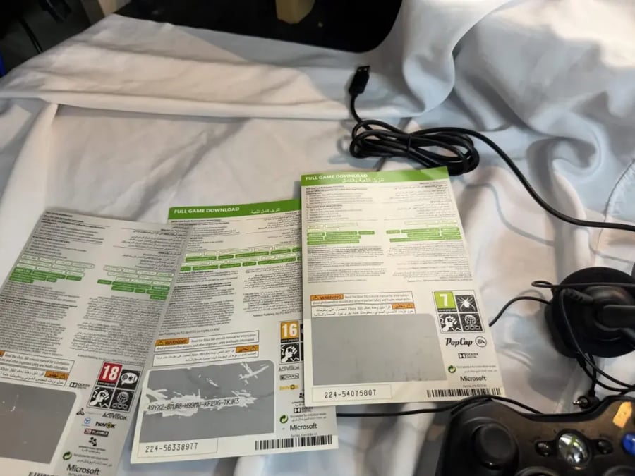 Xbox 360 E — 500GB مع الكرتون نفس السريل