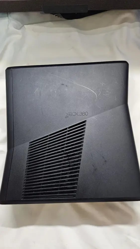 Xbox 360 Slim (مهكر) مع كرتونه
