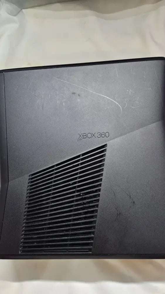 Xbox 360 Slim (مهكر) مع كرتونه