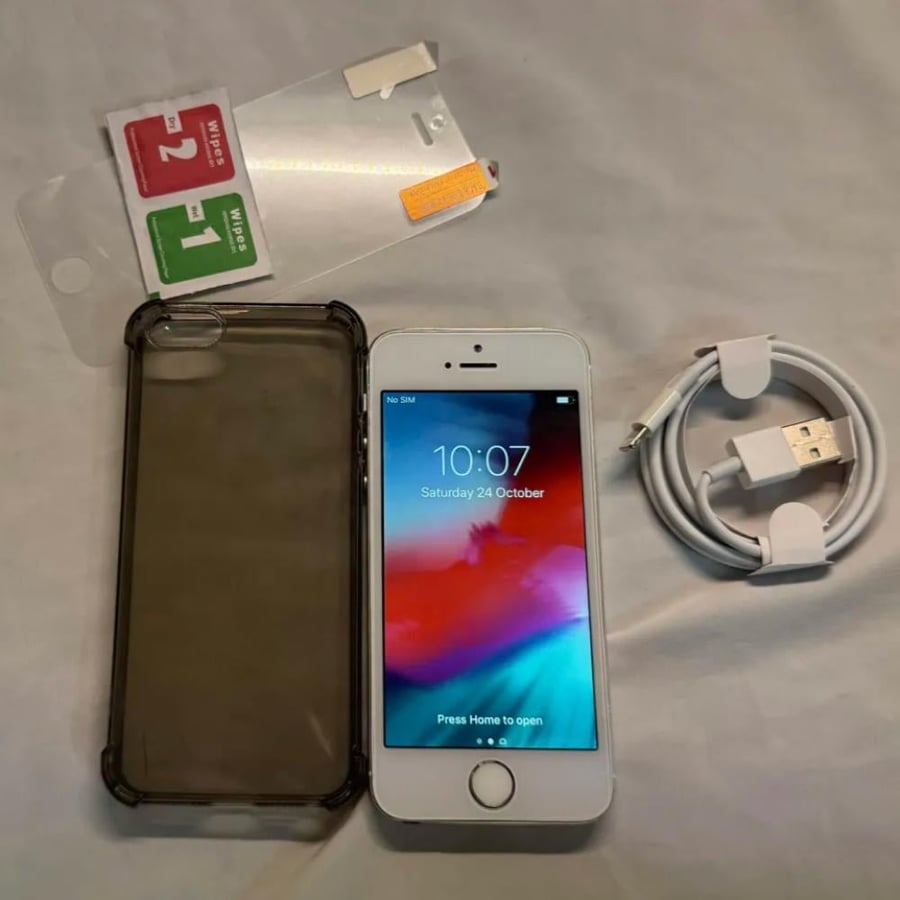 iPhone 5s — فضي ( مع جراب و شاحن)