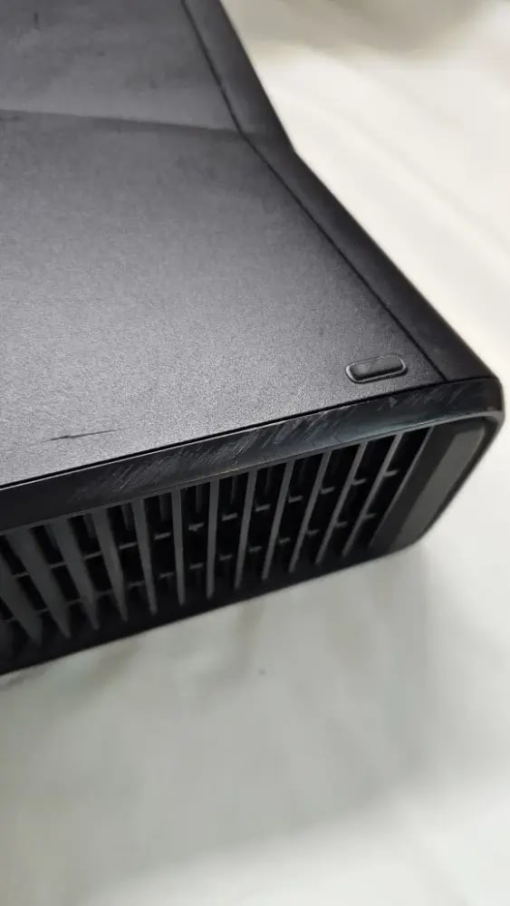Xbox 360 Slim (مهكر) مع كرتونه