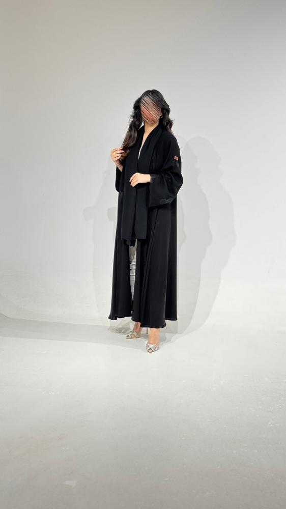 ملكي مع أكمام مطرزه فراشة أسود