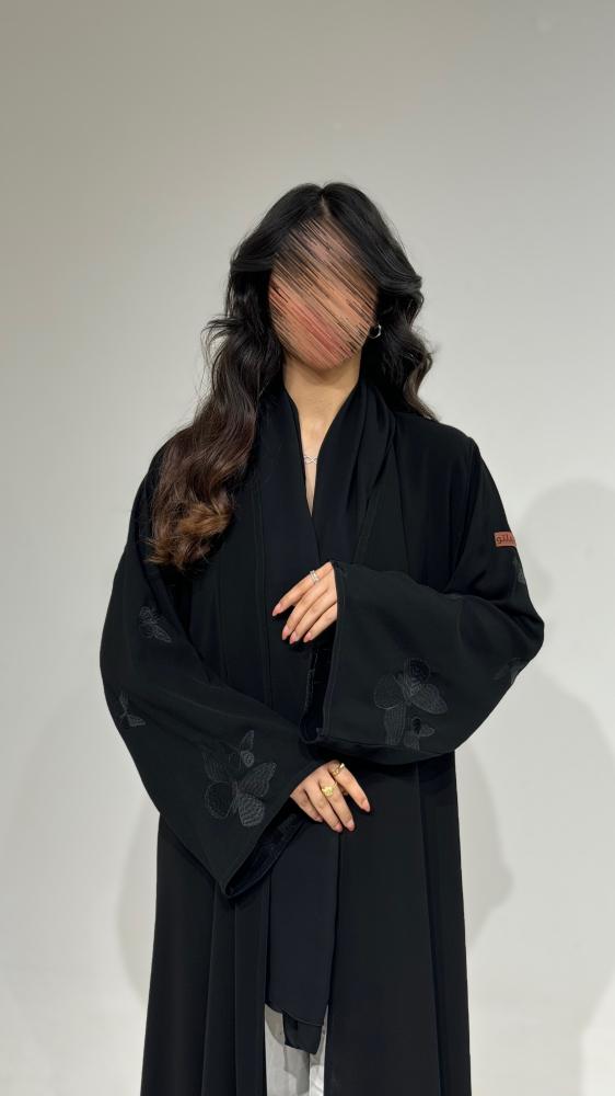 ملكي مع أكمام مطرزه فراشة أسود