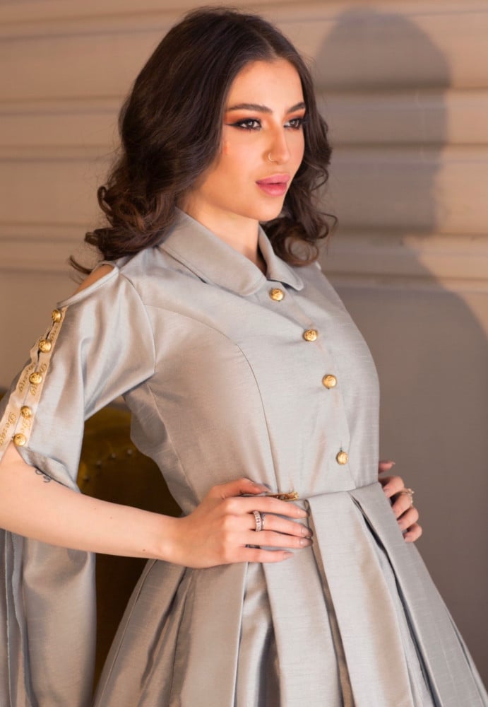 فستان بياقه رسميه مزين بالتطريز