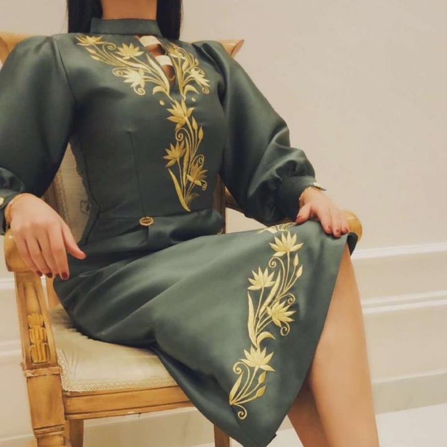فستان بياقه مزين بشريط ديزاج و تطريز
