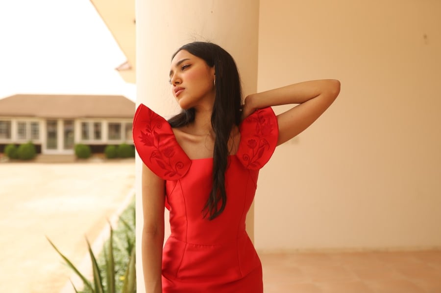 فستان سكيني مزين بالسلاسل الخلفيه