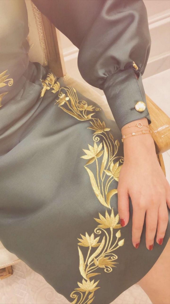 فستان بياقه مزين بشريط ديزاج و تطريز