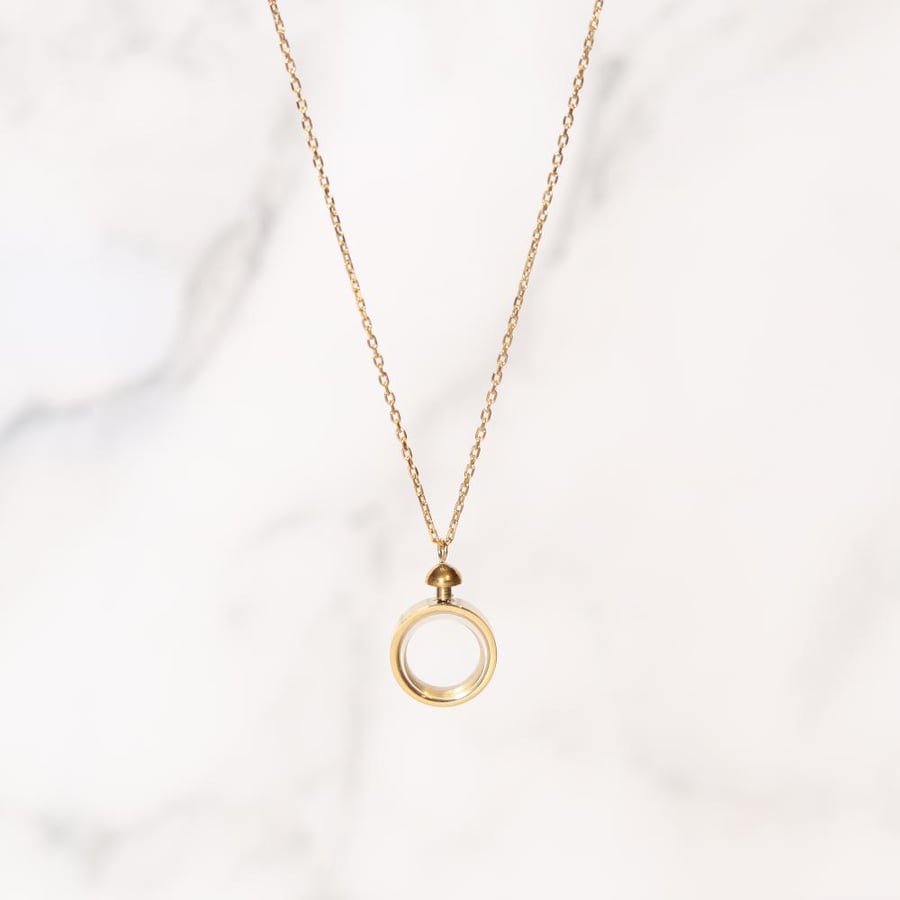 Gold-plated chain with a round pendant