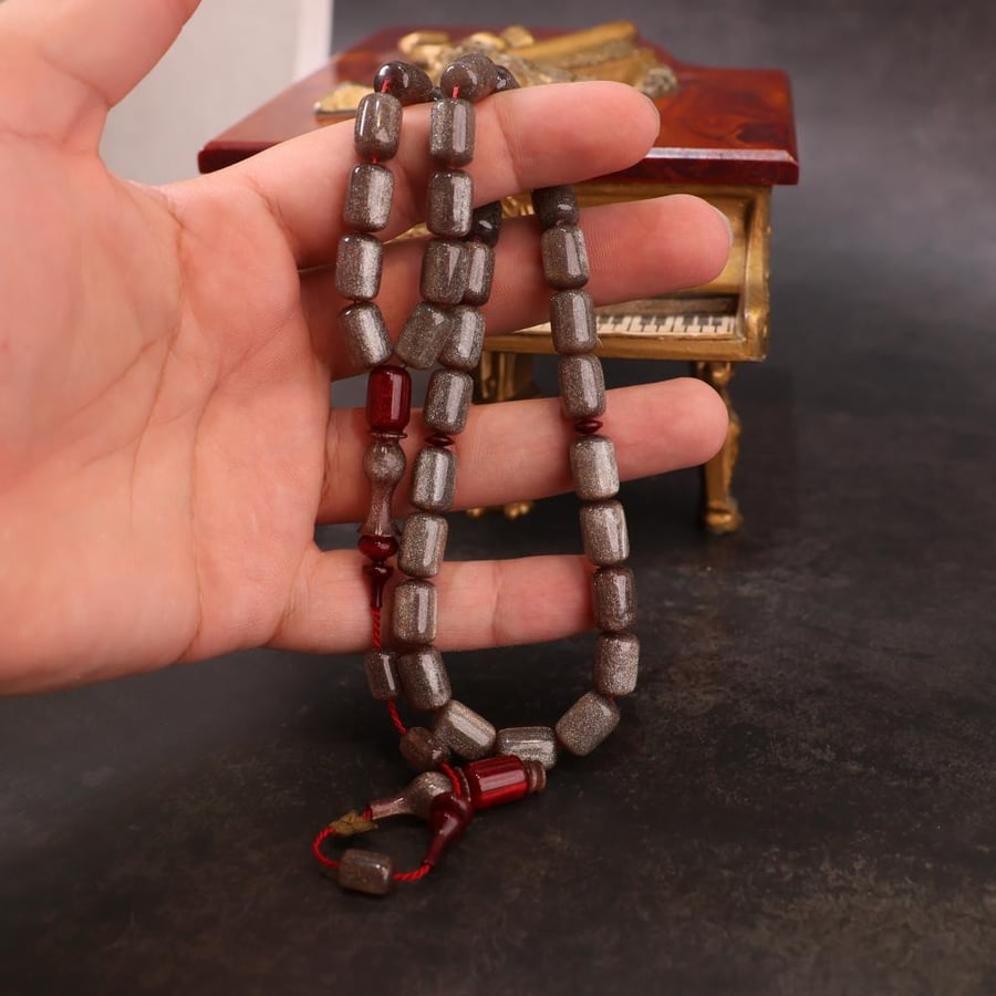 مسباح أنيق بلون رملي لامع تفاصيل الخرز