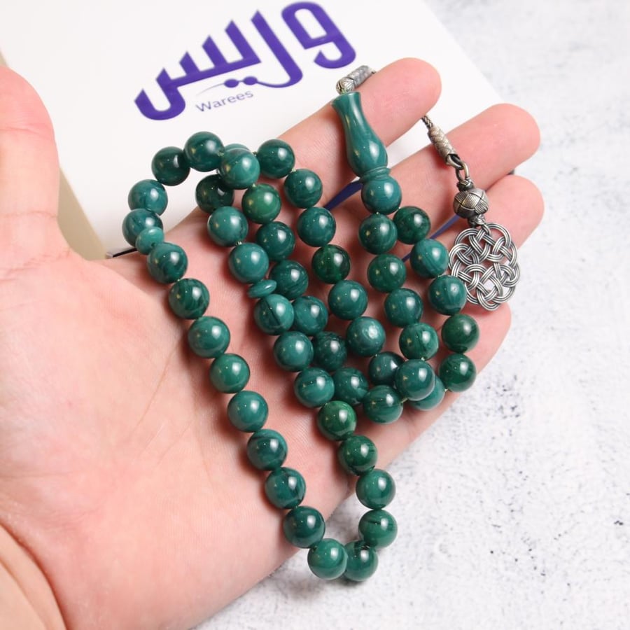 سبحة بكلايت أخضر بالفضة لقطة قريبة