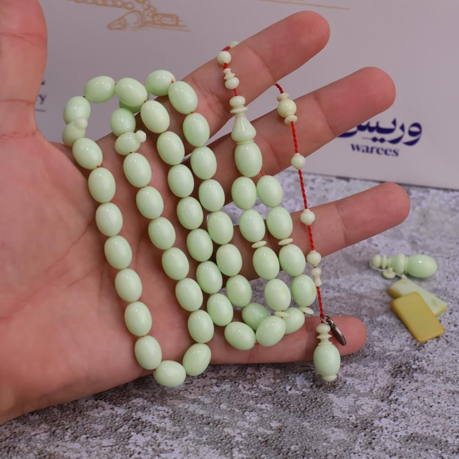 سبحة دومنه فستقي صب قديم لقطة قريبة