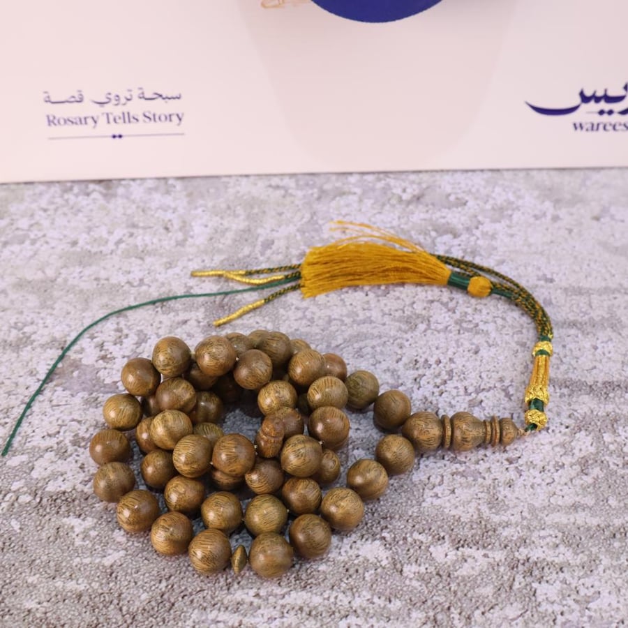 مسباح من خشب البلسنك العطري لقطة قريبة