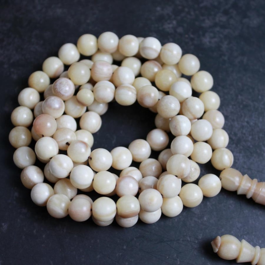سبحة نادرة من عظم نعام