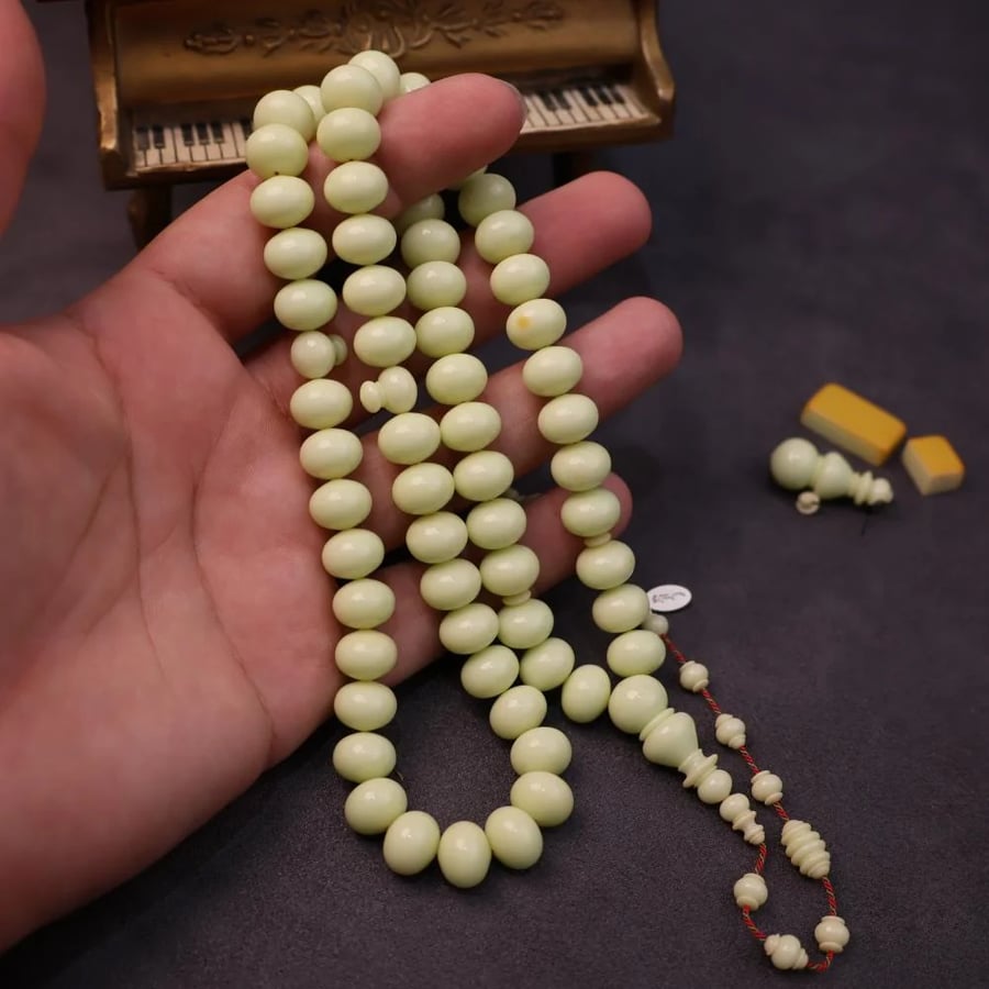 سبحة دومنه فستقي صب قديم زاوية أخرى