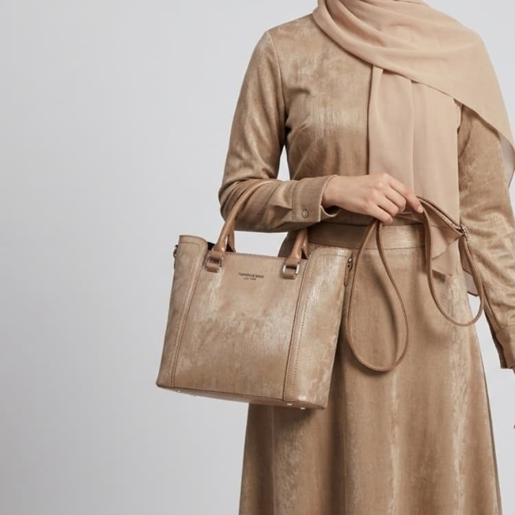 Elegant women's handbag, a luxurious gift for Mother's Day
