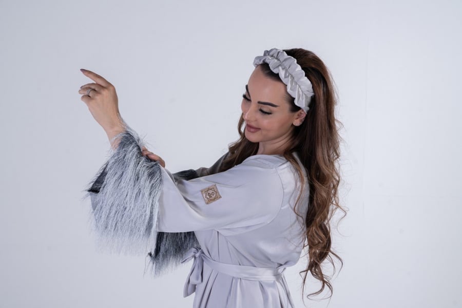 روب كريب رمادي بحافة وكم هدب مع ربطة شعر