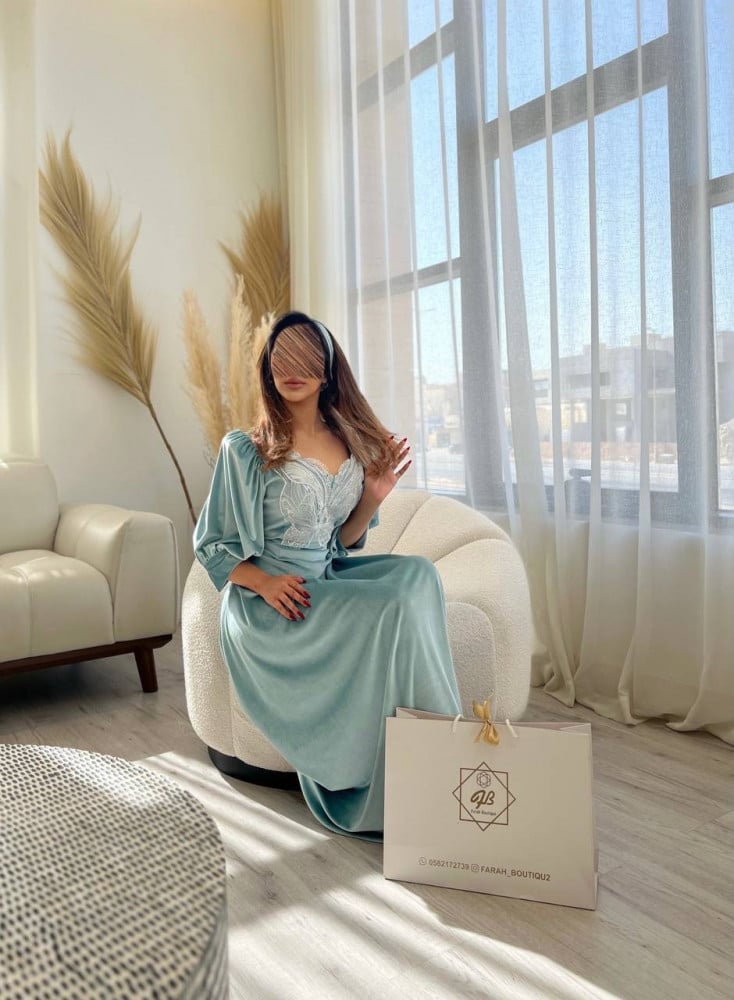 سماوي مخمل مع ربطة شعر