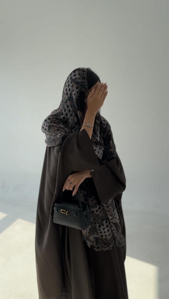 عباية قماش كريب خفيف لون بني ، قصة ربع بشت ، الطرحة بانتو مشجر .