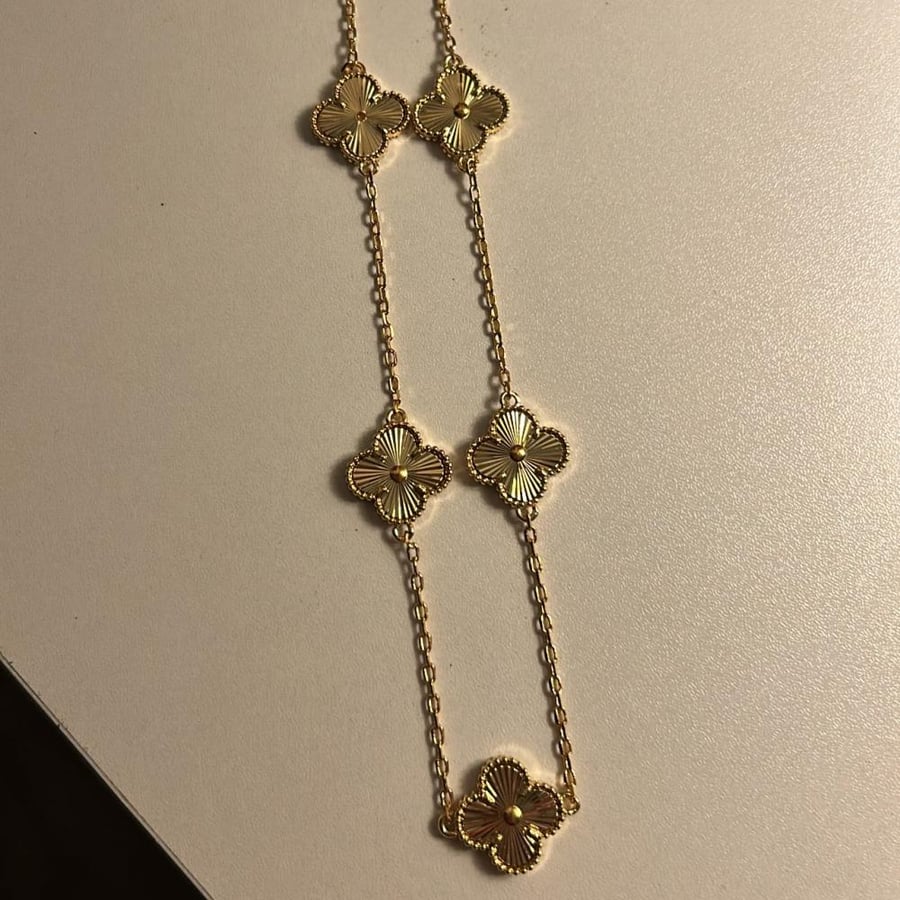 Van Cleef gold pendant with the earring