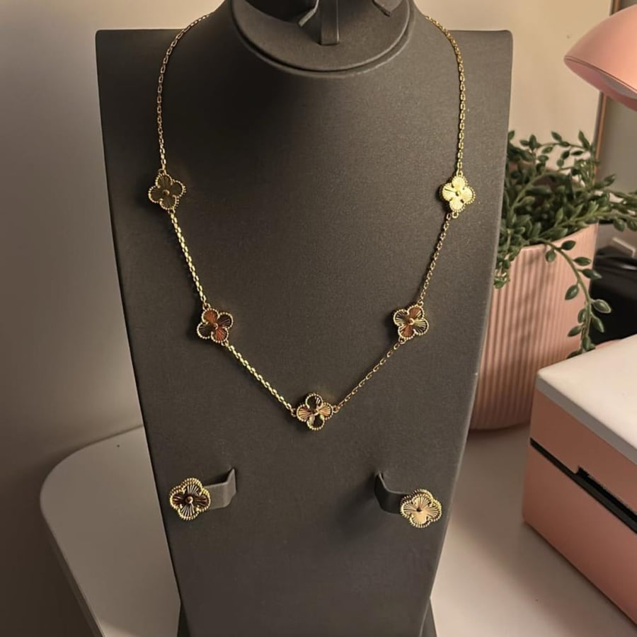 Van Cleef gold pendant with the earring