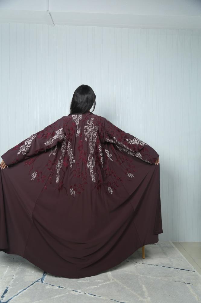 عبايات سوداء مطرزة بالكريستال