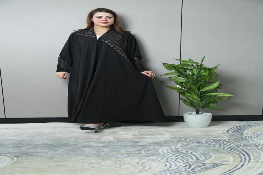 عباية بتطريز اسود