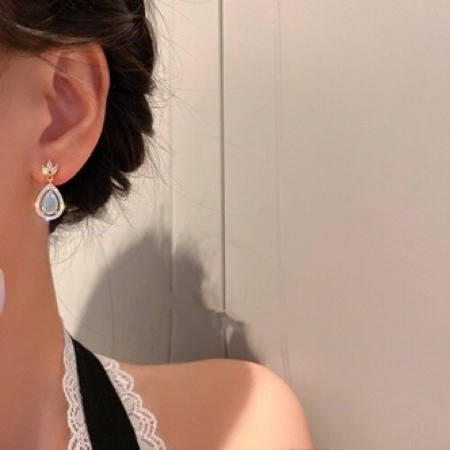 Women's earring decorated with zircon (earring pin made of 925 sterling silver)