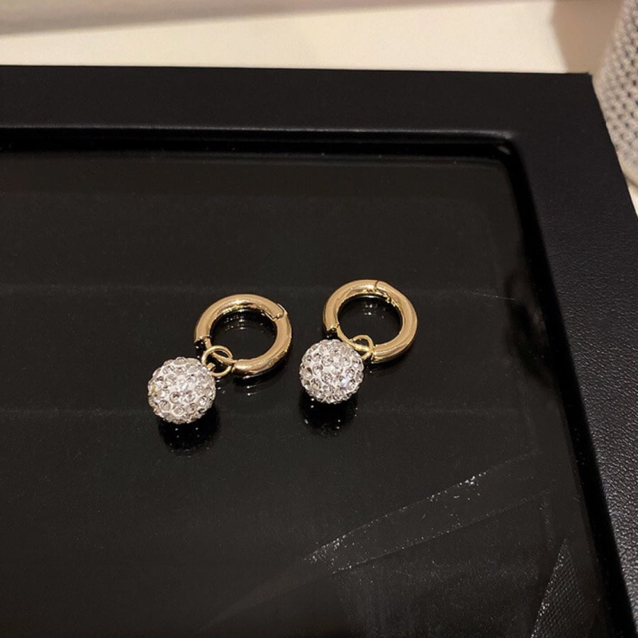 Women's ring with a circular shape decorated with crystal