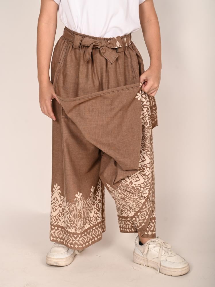 A children's belt with a light brown pattern.