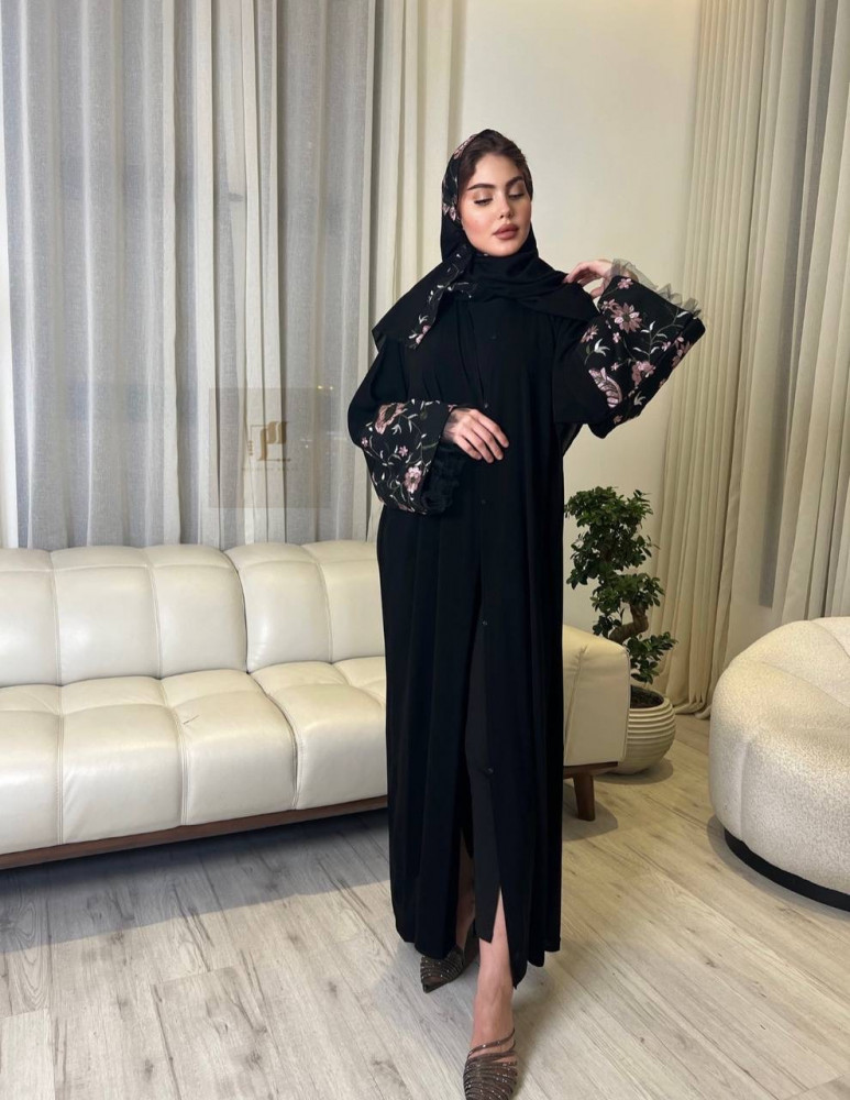 عباية سوداء ملكي كوري بأكمام واسعة مشجرة وكشكشة تل