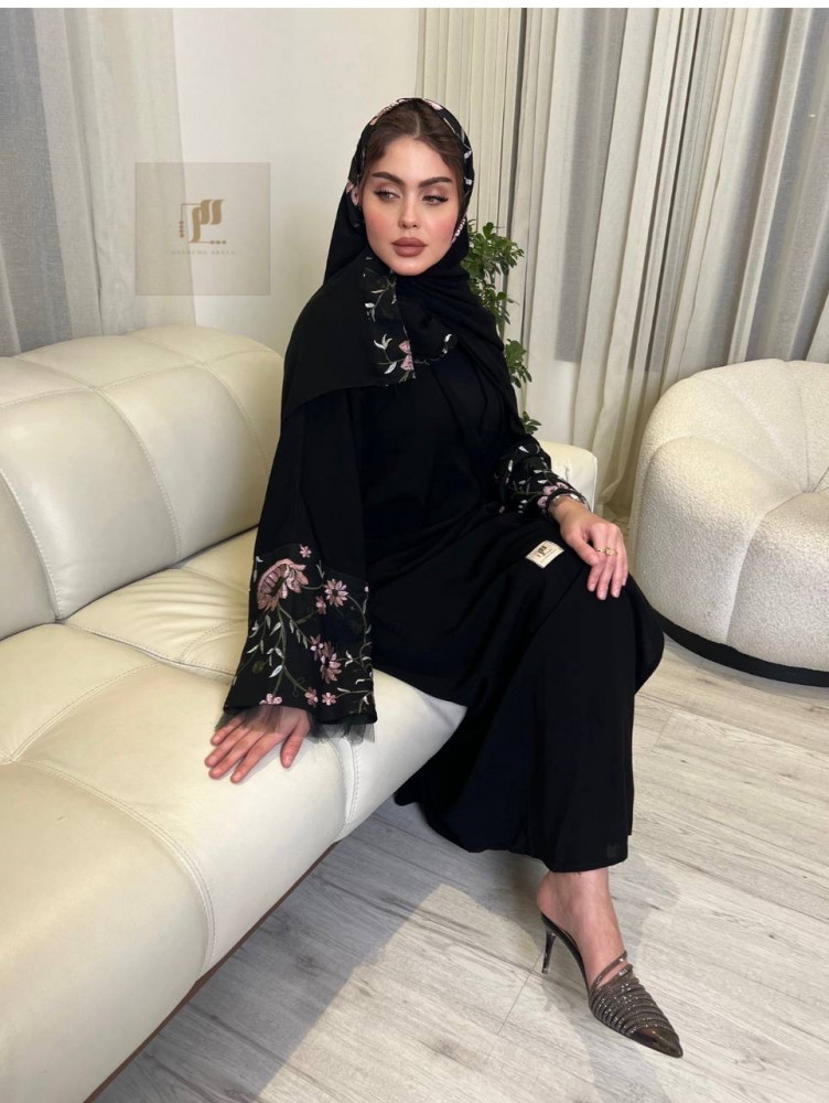 عباية سوداء ملكي كوري بأكمام واسعة مشجرة وكشكشة تل