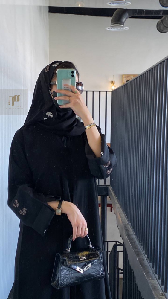 عباية تطريز يدوي مشجر على الأكمام سوداء كريب ملكي كوري