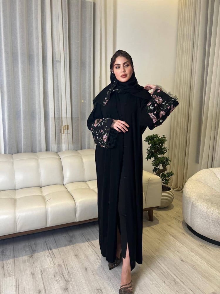 عباية سوداء ملكي كوري بأكمام واسعة مشجرة وكشكشة تل