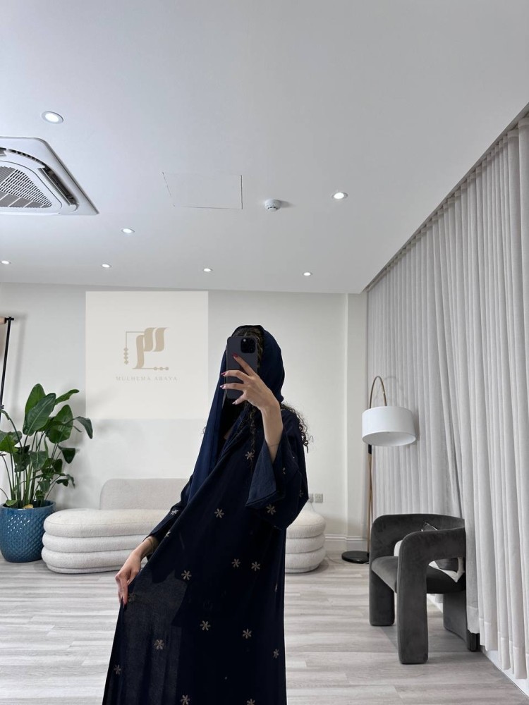 عباية كحلي ربع كلوش كريب أوكراني بتطريز ورود ناعمة