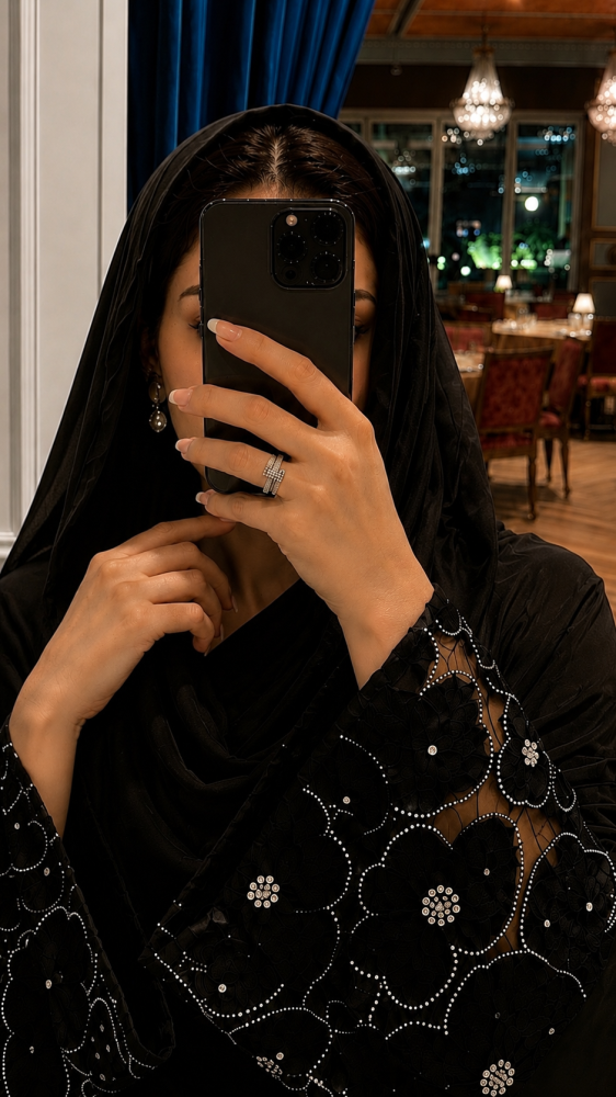 دانتيل مورد لون أسود