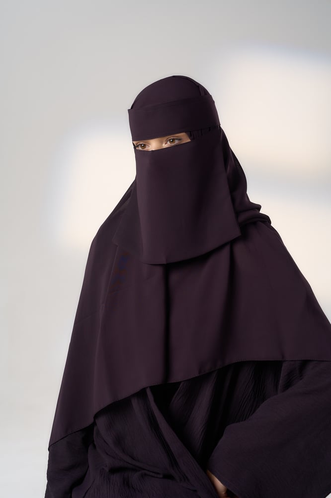 نقاب مع طرحة بنفسجي