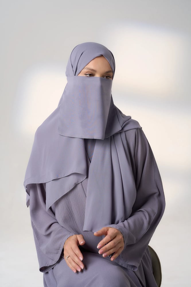 لثام رمادي