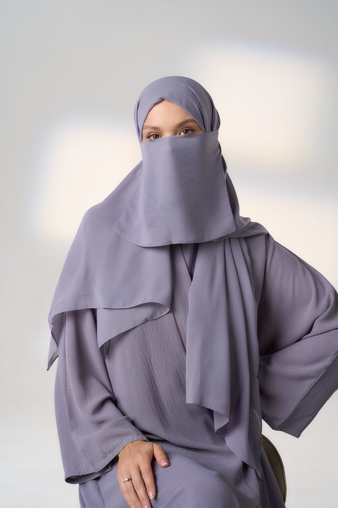 لثام رمادي