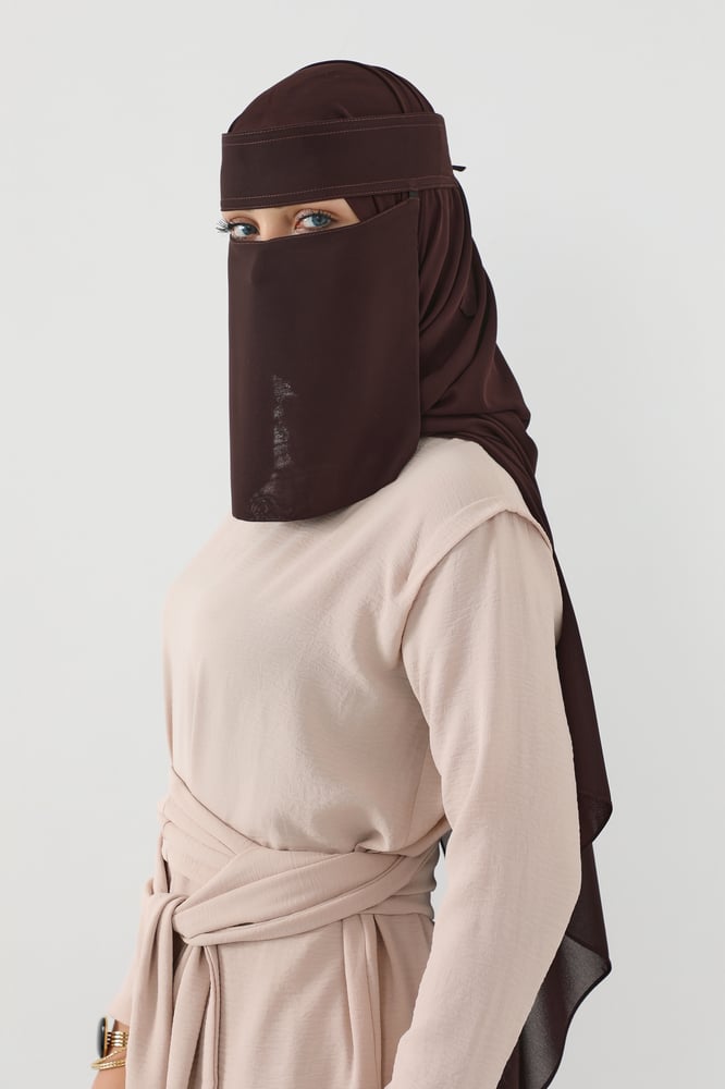 نقاب مع طرحة بني