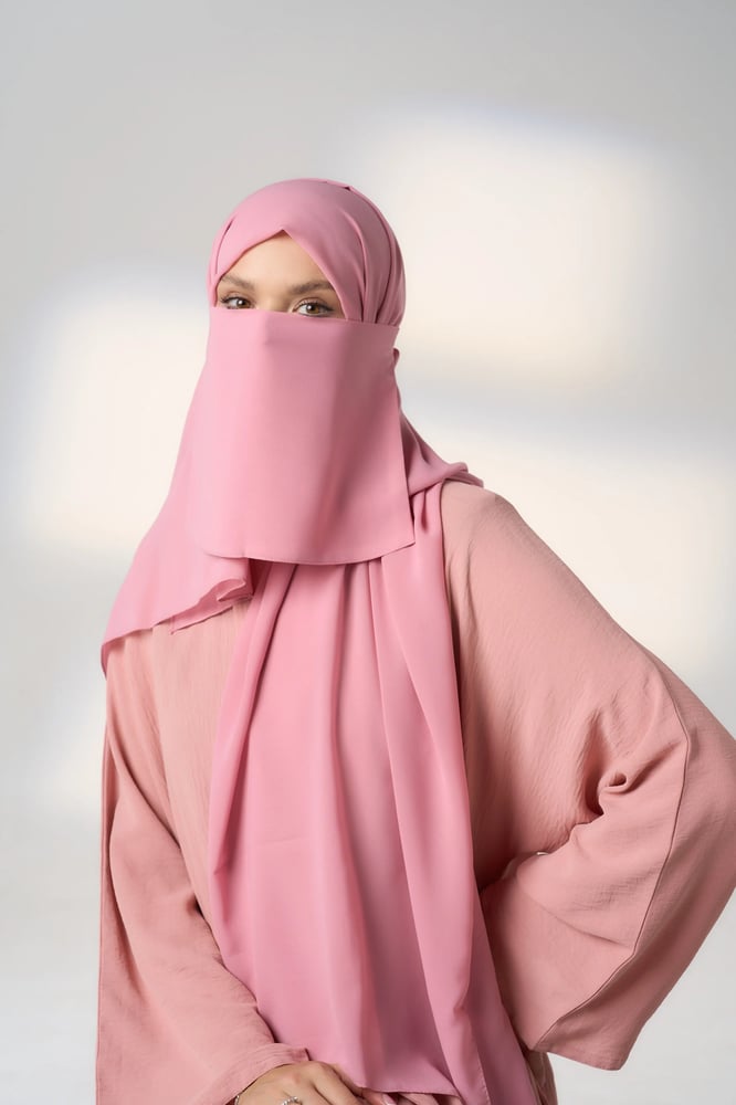 لثام وردي