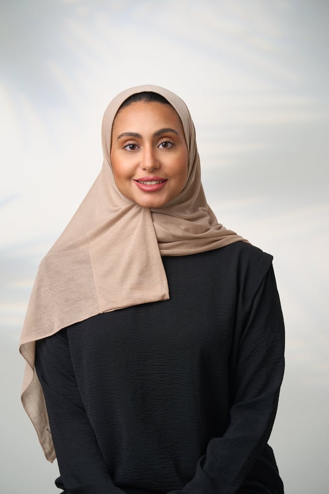 طرحة جاهزة مع مطاط قصير جهة اليسار