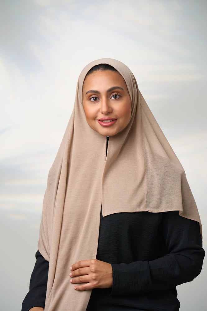 طرحة جاهزة مع مطاط قصير جهة اليسار